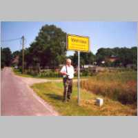 590-1027 Wehlau in Sachsen-Anhalt 2002. Hans Schlender neben dem Ortsschild, das den Namen unserer Kreisstadt traegt, 20. Juni.jpg